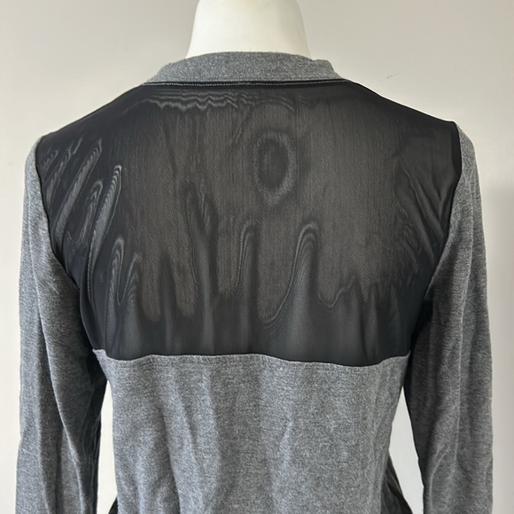 Alo Yoga Serene Long Sleeve Top Gray Black Mesh Cuff Finger Loop Sz M - Picture 10 of 13